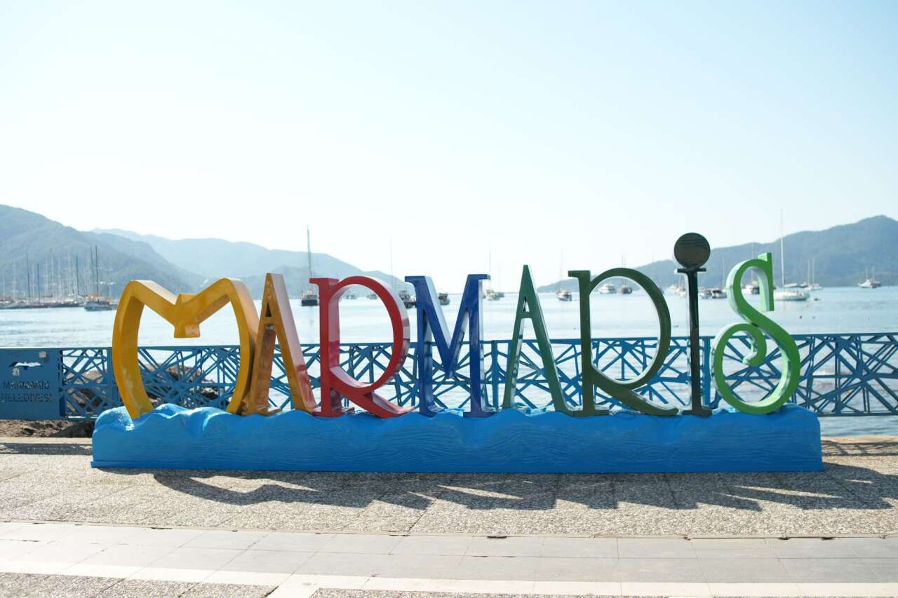 Marmaris’in Simgesi Yenilendi: “Marmaris” Yazısı Yeniden Yerine Konuldu 1